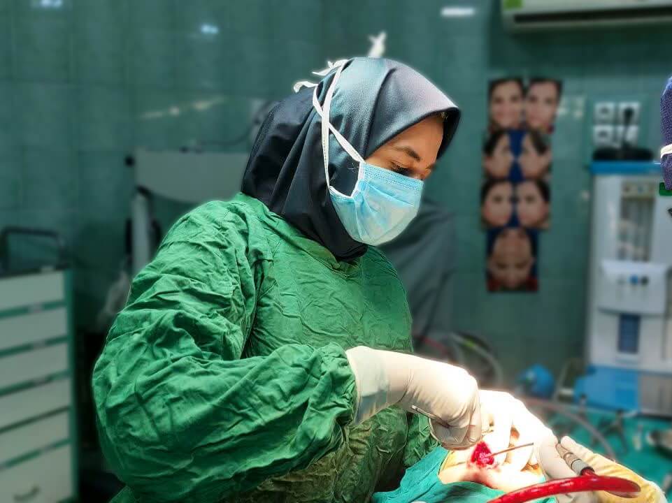 دکتر رقیه حمیدیان متخصص گوش و حلق و بینی - درحال جراحی بینی