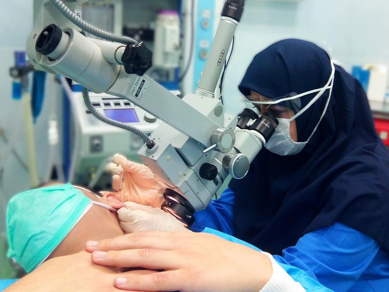 دکتر رقیه حمیدیان متخصص گوش و حلق و بینی - عکس درحال جراحی